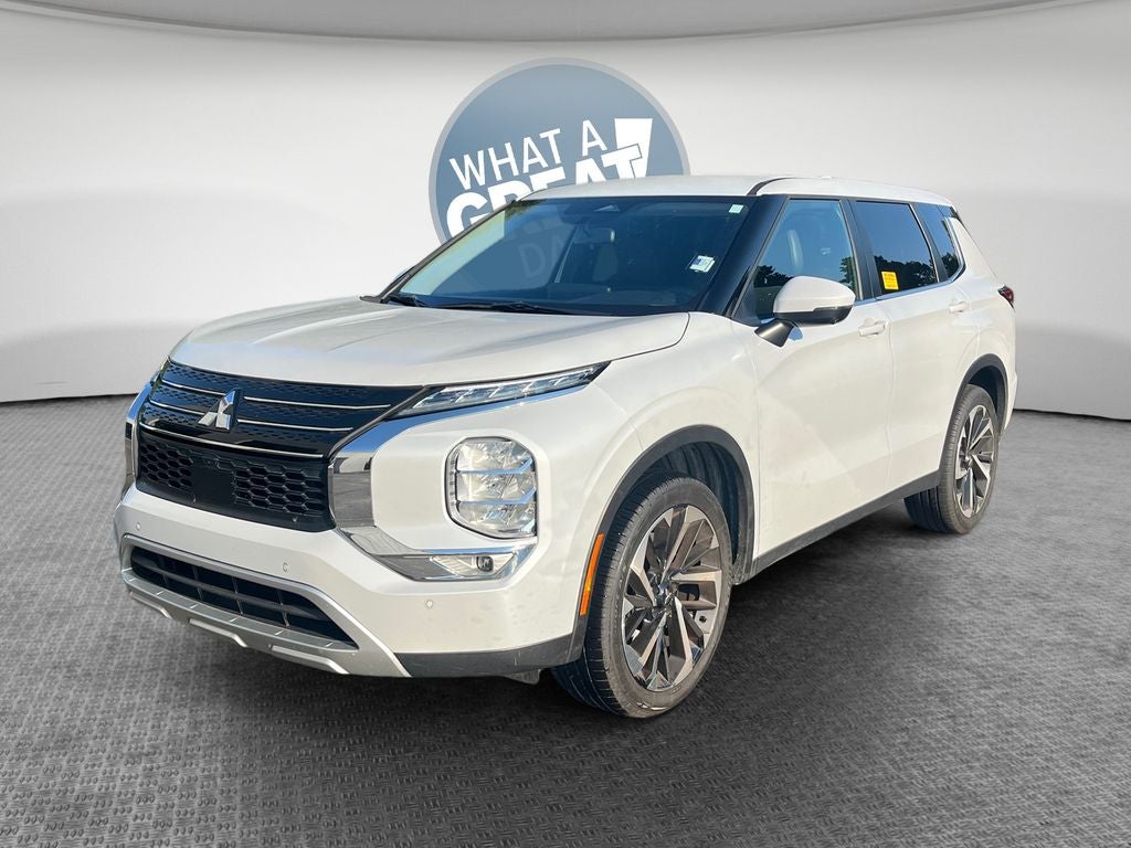 2023 Mitsubishi Outlander Base