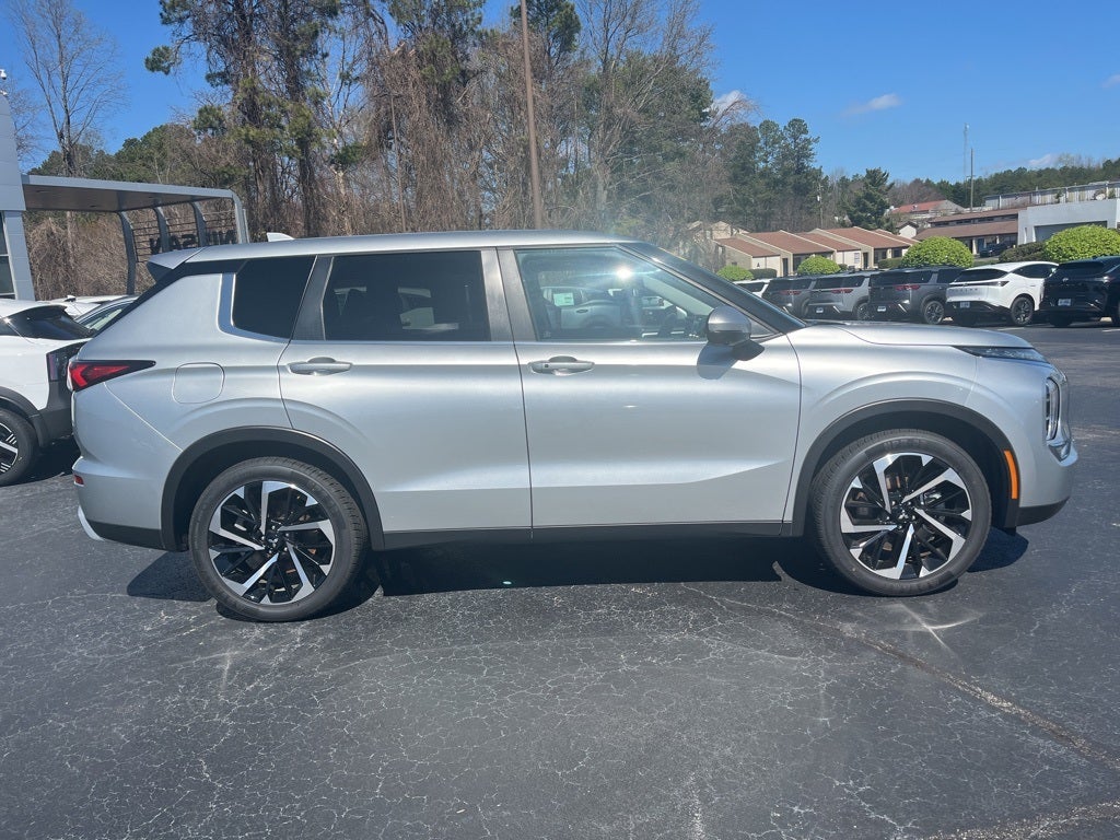 2024 Mitsubishi Outlander Base
